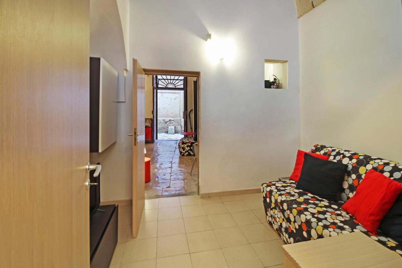 B&B Affittacamere Del Teatro Bríndisi Exterior foto